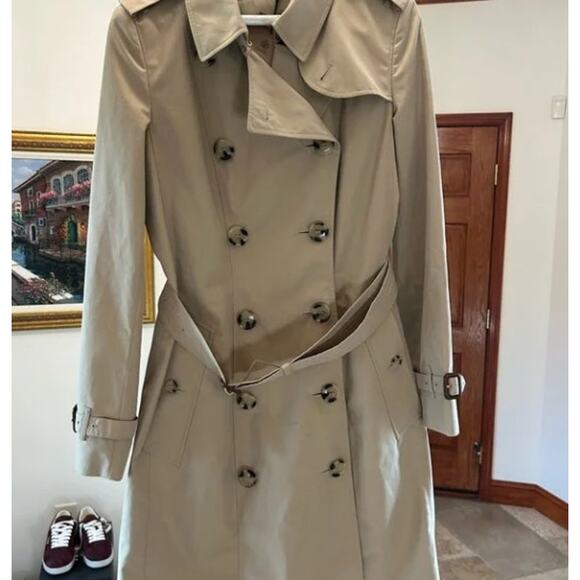 Women's Burberry, England Chelsea trench coat size 8 made in England. NWT. - Picture 4 of 16